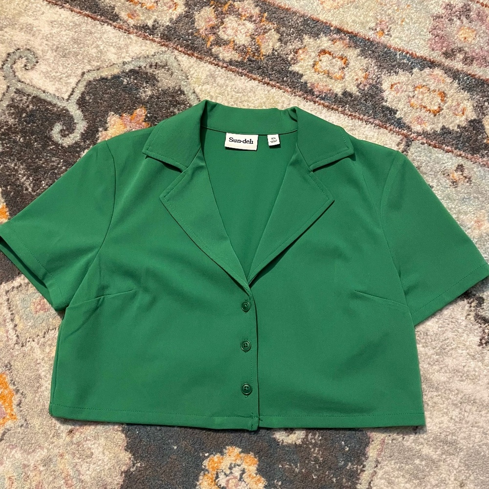 Aritzia Preppy Kelly Green Cropped Button Top XS
